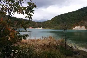 <p>The view of the lake is better from here, the opposite side</p>
