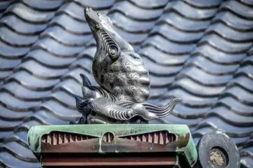 As well as interesting stone and wooden carvings you can see several unusual metallic depictions of creatures on the temple roof
