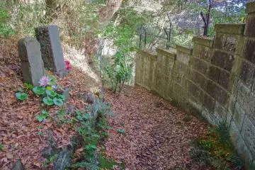 After passing through this park you need to head south along another, an unmarked hiking course, and follow the signs for Hosshiji Temple which will eventually take you to either Zushi or Kamakura Station


