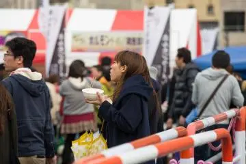 <p>Enjoying her nabe while talking with her friend</p>
