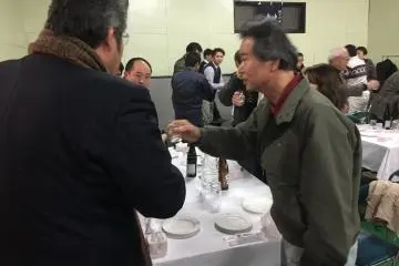 Orang-orang mengunjungi upacara pembukaan dari peluncuran sake baru