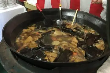 Anda juga bisa mencicipi oden yang dimasak oleh penduduk setempat