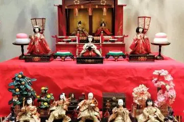 Dolls and ornaments are also on display at a second exhibition hall and in a number of private homes & businesses around Inatori.