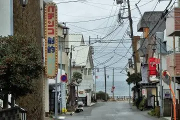 This is the street leading from the main exhibit hall to a free parking lot beside the sea.
