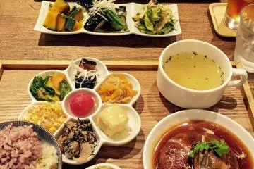Probando diferentes platos en el restaurante Mumokuteki en Kioto