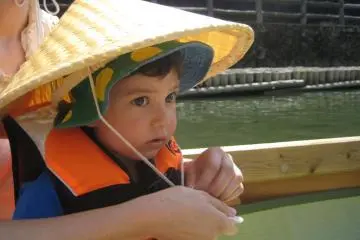 Conical hat, life jacket, carp pellets - we're ready! (Photo: S. C. Kurokawa)