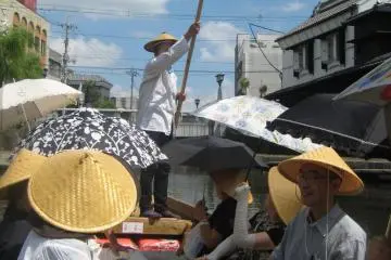 Parasol ladies, on our first tour. (Photo: S. C. Kurokawa)