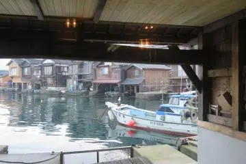 Lemparlah pancingan dari rumah perahu Anda di Ine