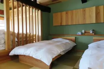 Tempat tidur gaya barat tersedia di sini