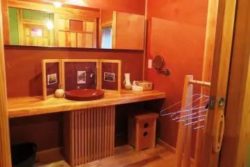 Kamar mandi yang terbuat dari kayu