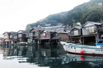 Warna hijau cerah yang terefleksikan di Teluk Ine