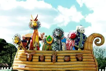  The parade is the highlight of the park. You can enjoy the beautiful costumes and the entertainment here. 