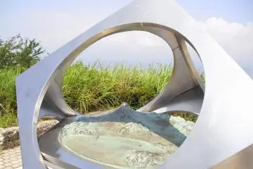 For the nearsighted, this one's for you: A zoomed-in perspective of the sculpture