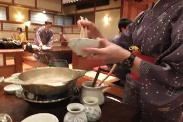 Making crab rice porridge 