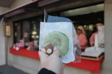 Ésta es la famosa torta de arroz de Fukuoka, el Umegae-mochi. Es un obligado para los fans del mochi y el poroto rojo.