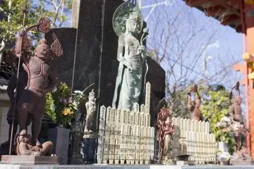 These guardians stand to protect your beloved pets in their afterlife
