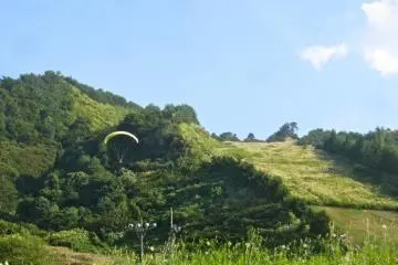 An advanced student swoops in for a landing after taking off from the top of Tainai