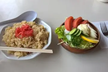 Riz frit avec salade
