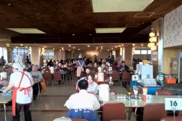La salle à manger est énorme