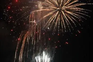 แสงสีเสียงจากพลุนั้นสวยงามตระการตา 