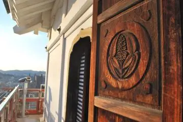 The castle's woodwork with the founding Mizuno Clan's emblem 