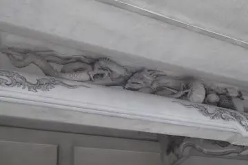 This dragon watches you from under the eaves of the main hall