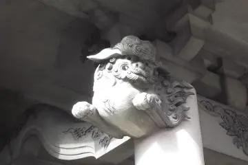 Another flying guardian lion
