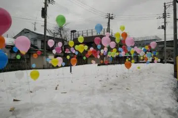 Balloons on snow on the way up to the Snow Carnival