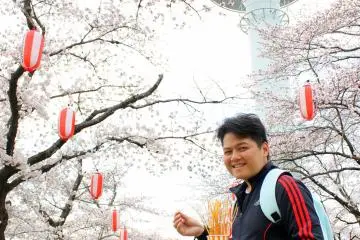 Dennis, an expatriate living in Hamura City, having so much fun during the Hanami