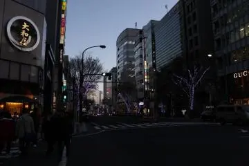 Une fois le soleil couché le quartier s'illumine petit à petit