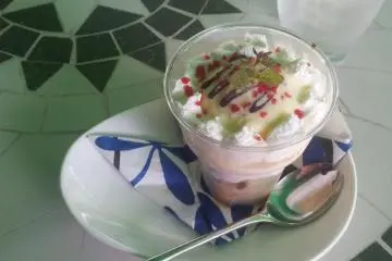 The ice cream cup out on the terrace.