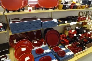 A Kishu Shikki lacquerware item is an ideal present from Japan. 