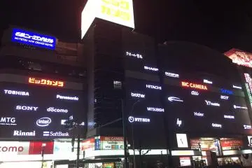 Le magasin Bic Caméra juste en face d'une des sorties de la gare