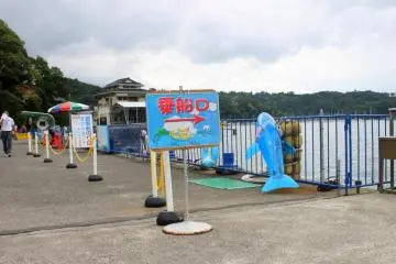 Here, we can wait for the Sea Paradise cruise that will give us a quick tour in the neighboring islands