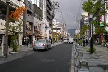 Sanjo-dori yang mengarah langsung ke area Nara Park