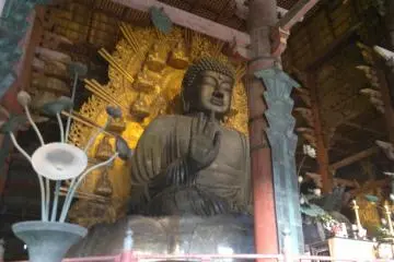 Patung Buddha di dalam aula utama Todai-ji