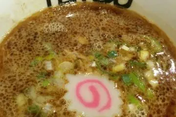 น้ำซุป tsukemen แต่งหน้ามาด้วยนะรุโตะ หรือลูกชิ้นปลาสีชมพูขาว