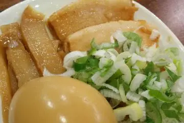 หมูกับไข่พะโล้โรยหน้าด้วยต้นหอมหั่นฝอย