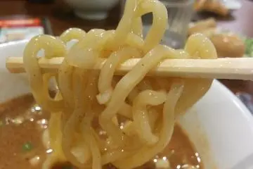 ใช้ตะเกียบคีบเส้นบะหมี่แล้วจุ่มลงไปในน้ำซุปแล้วก็ทานได้เลย