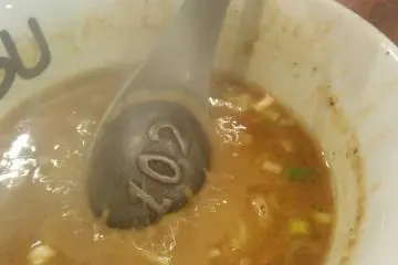 แล้วหย่อนลงไปในน้ำซุป