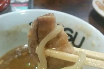 หมูชาชูจะมีรสชาติเพิ่มขึ้นถ้าคุณจิ้มทานกับน้ำซุป