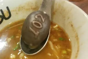 ตักก้อนหินด้วยช้อน