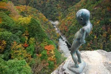 이야 계곡에서 본 오줌싸기 소년의 동상