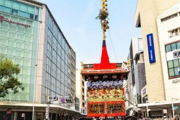 The Gion Matsuri and Takashimaya are both cultural treasures of Kyoto (Photo: <a href="https://www.flickr.com/photos/18266030@N00/42039342210/" target="_blank" rel="noreferrer noopener nofollow">Jay Chang </a> / <a href="https://creativecommons.org/licenses/by-nc-nd/2.0/" target="_blank" rel="noreferrer noopener nofollow">CC BY-NC-ND 2.0</a>)