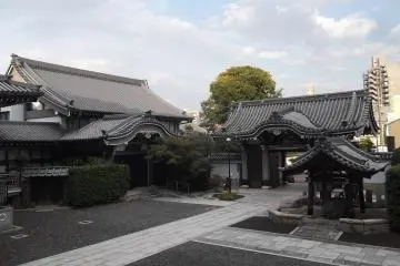 Temple hall, gate, purifying water trough