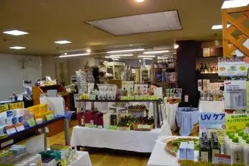 The souvenir store has goods such as juice, sweets, snacks, textiles, souvenirs, sake, shochu, and more from the Shodo Island, Kagawa, and the other prefectures on Shikoku.