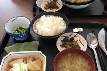 Beberapa pilihan untuk makan siang disajikan di pondok