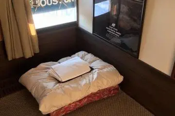 Sebuah futon tradisional disediakan untuk malam
