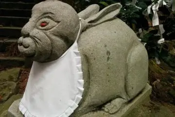 Une statue de lapin faisant face au bâtiment principal