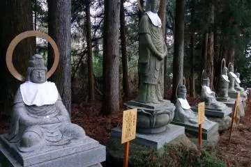 Quelques-unes des 33 statues Kannon bordant la cour intérieure